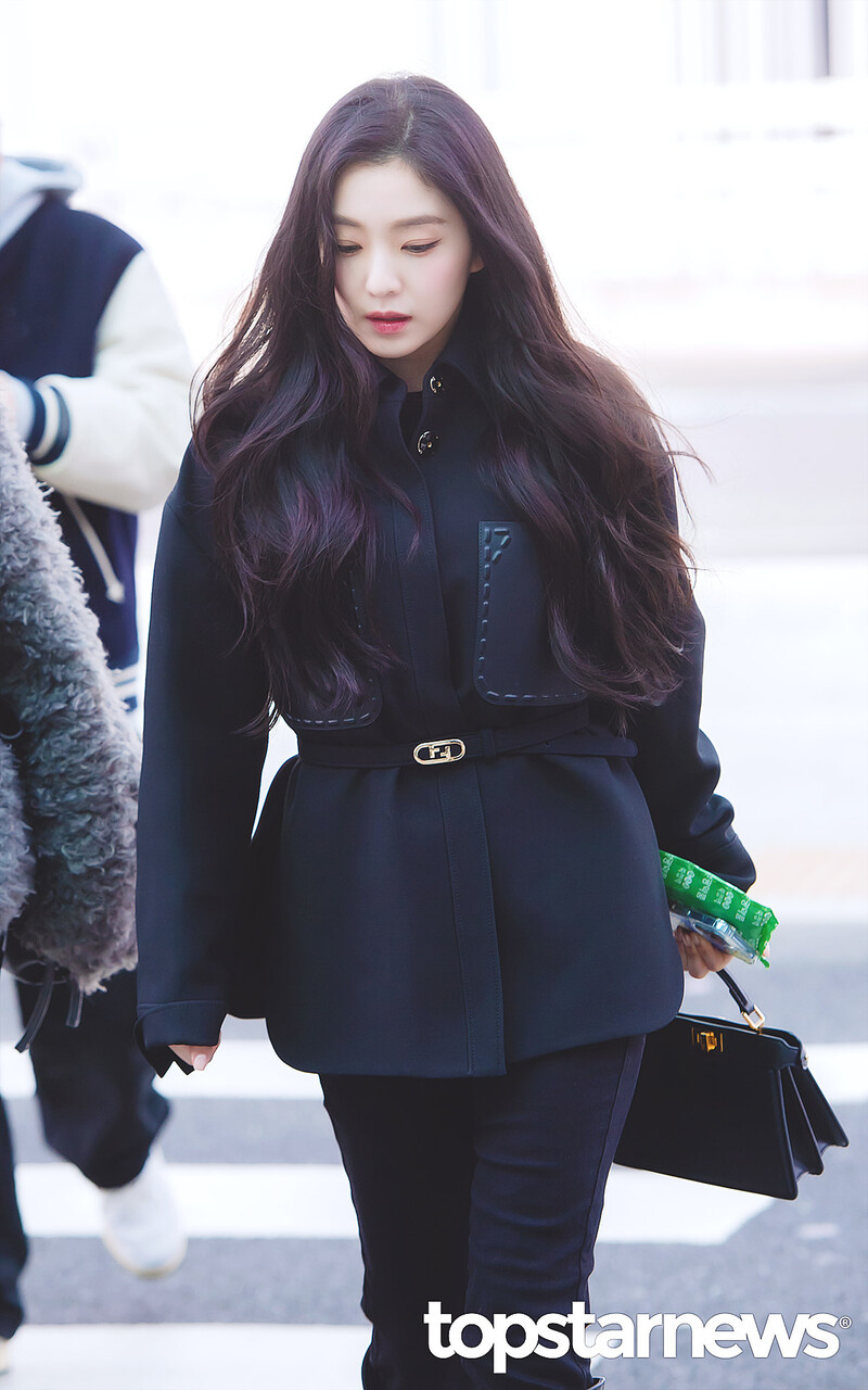 241227 Red Velvet Irene at Incheon Airport documents 1