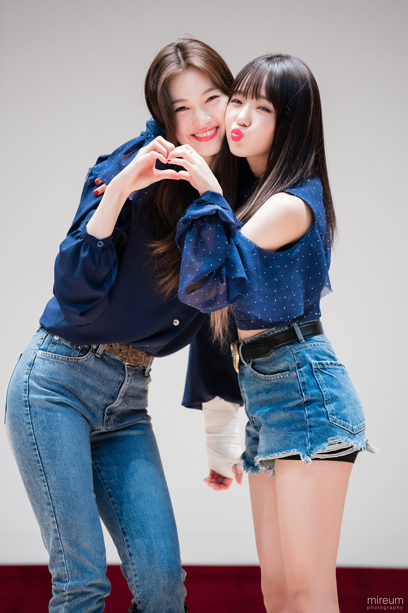 211204 Weki Meki Doyeon & Yoojung documents 1