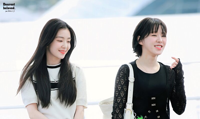 230519 RED VELVET Irene and Wendy at Incheon International Airport documents 4