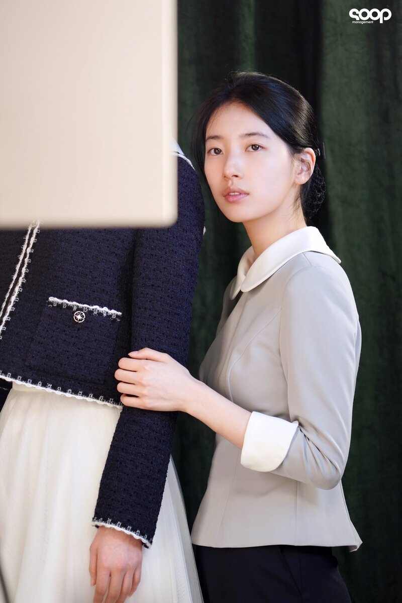 220628 SOOP Naver - Bae Suzy - 'Anna' Behind documents 3