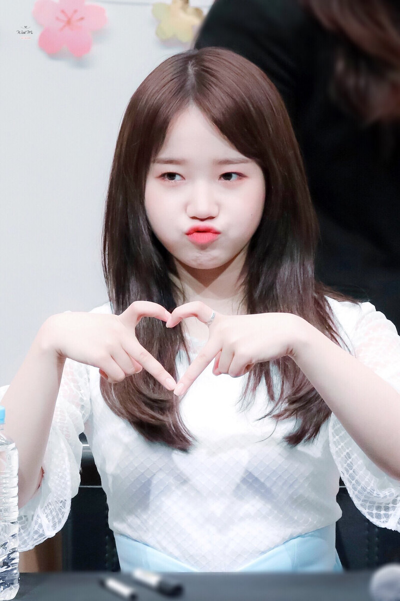 180415 Weki Meki Yoojung at Bundang 'Lucky' Fansign documents 2