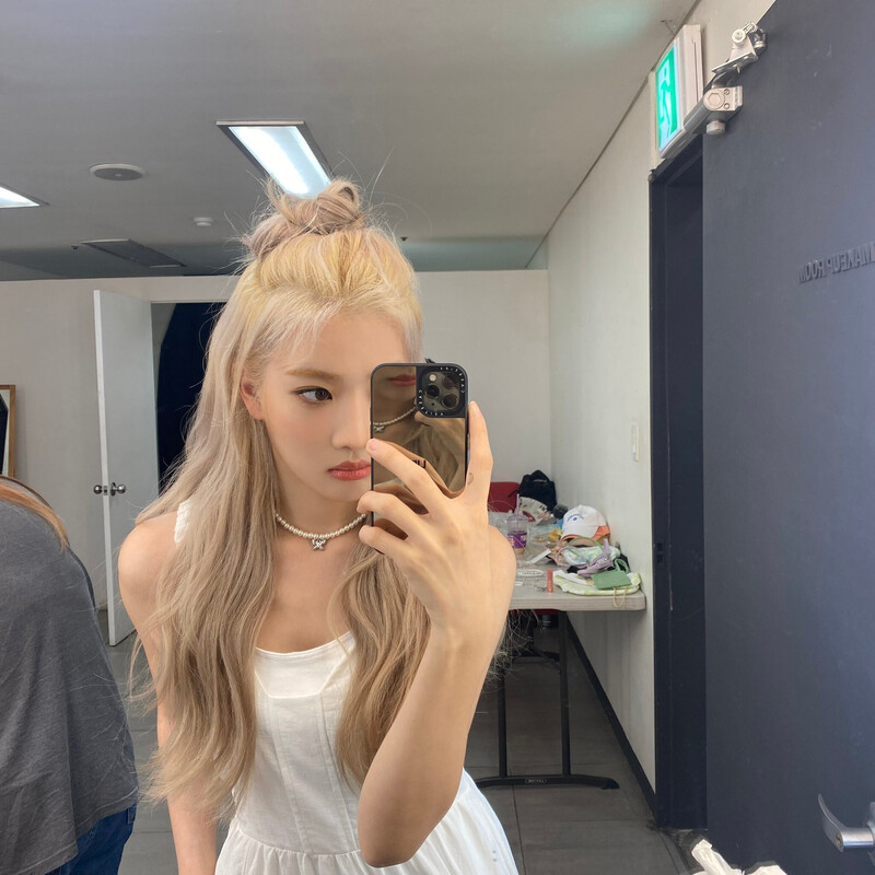 210908 LOONA Twitter Update - Kim Lip documents 4