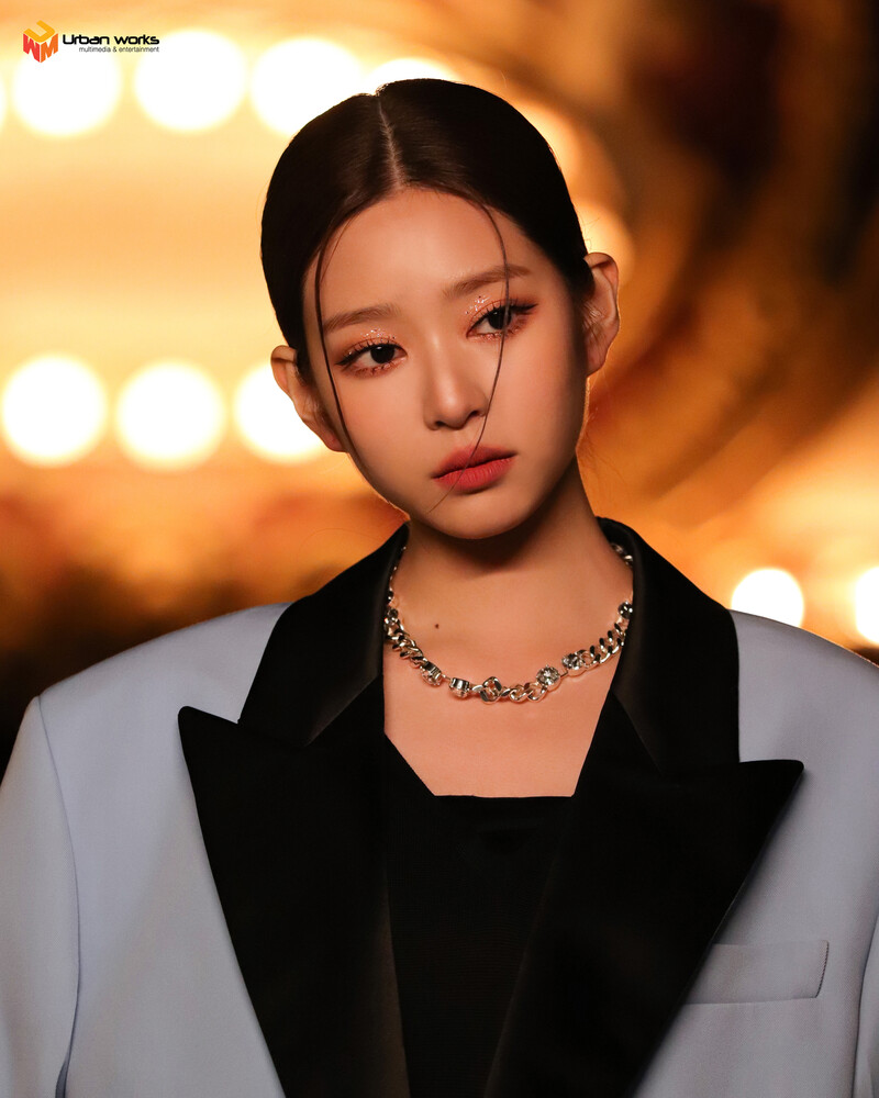 220616 Urban Works Naver - Kim Minju - Vogue Photoshoot Behind documents 14