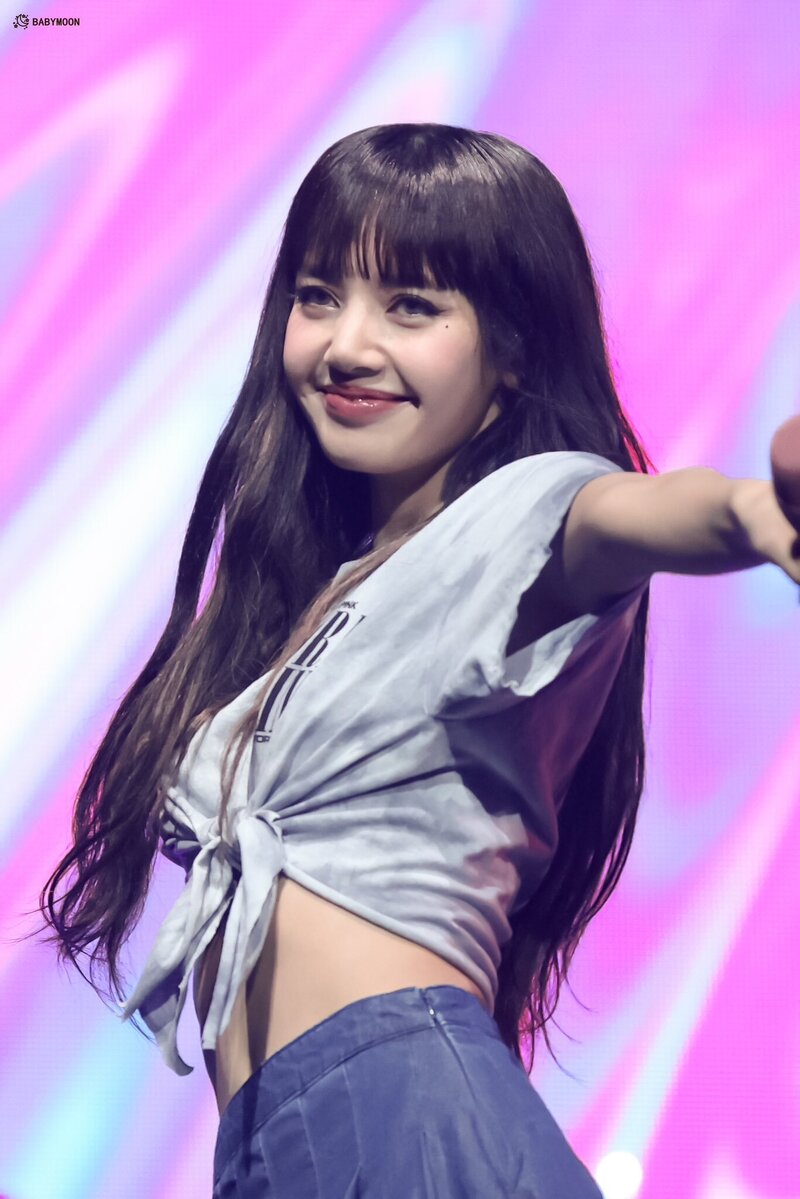 221130 BLACKPINK Lisa - 'BORN PINK' Concert in London Day 1 documents 1