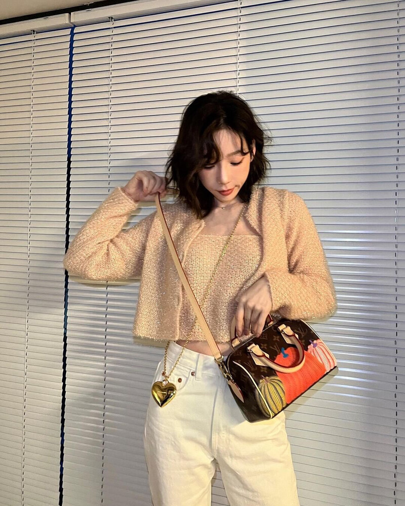 230327 Taeyeon Instagram Update documents 4