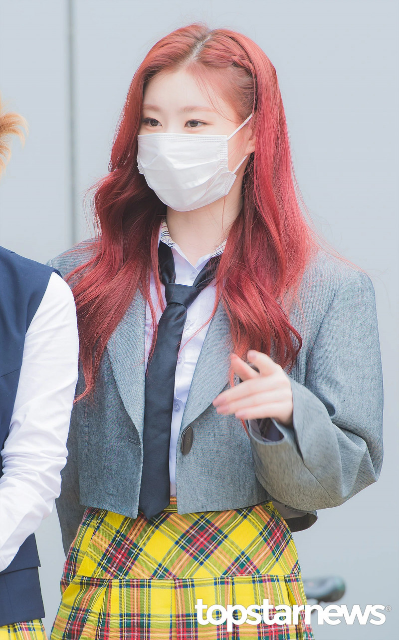 210422 ITZY Chaeryeong on the way to film Knowing Brothers documents 9