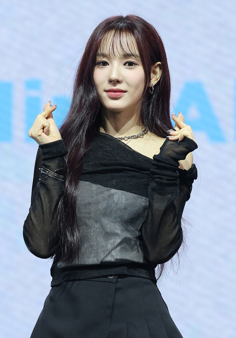 241125 izna Ryu Sarang - at First mini-album 'N/a' Showcase Event documents 5