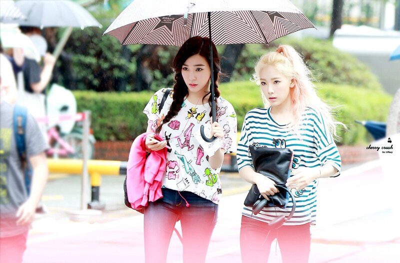 150724 Girls' Generation Tiffany, Sunny, Taeyeon at KBS Building documents 2