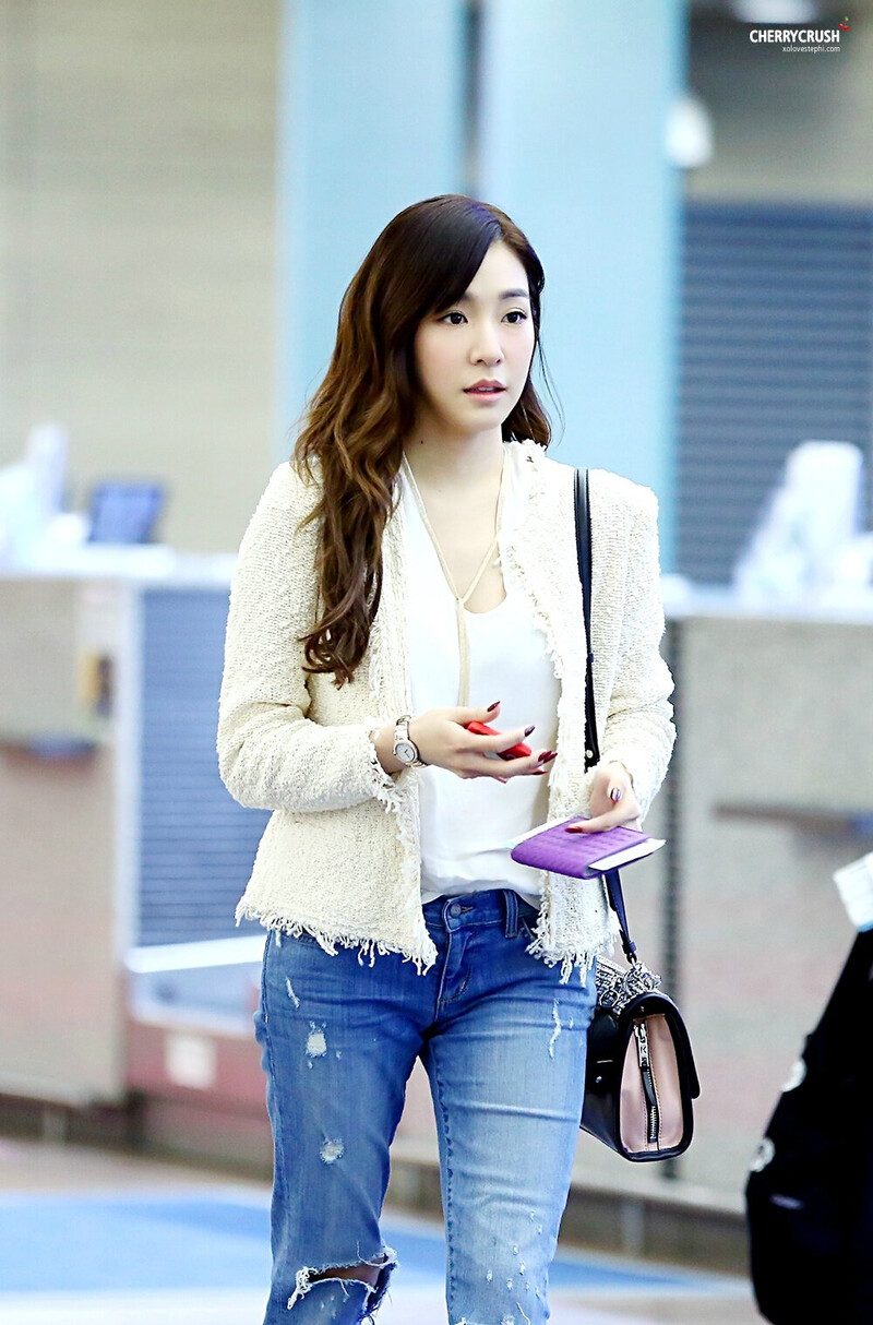 160222 Girls' Generation Tiffany at Incheon Airport documents 1