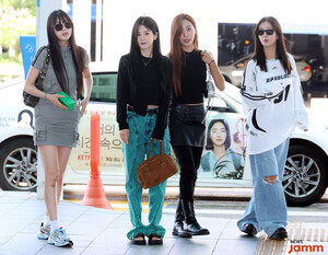 230908 APINK at Incheon international airport