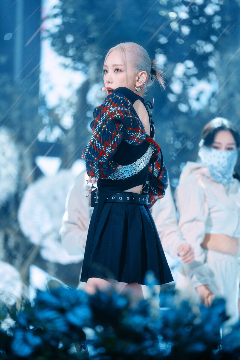 220220 Taeyeon - 'INVU' at Inkigayo documents 14