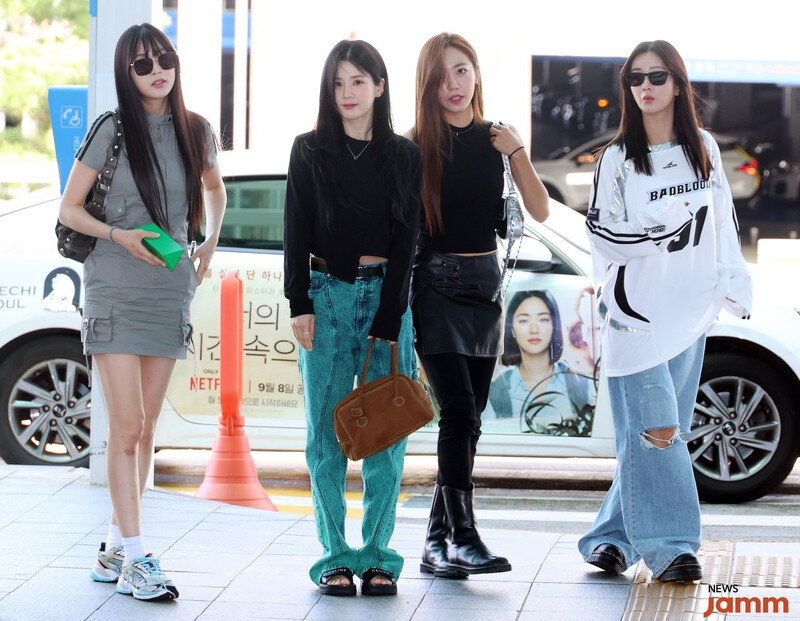 230908 APINK at Incheon international airport documents 1