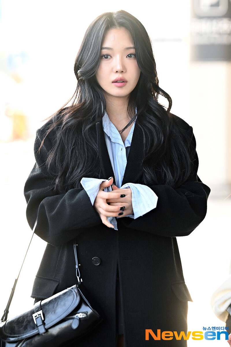 241109 fromis_9 Jisun at Gimpo International Airport documents 1