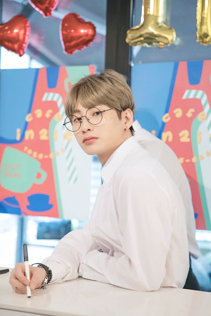 190628 - Fan Cafe - IN2IT Cafe Behind Photos documents 15