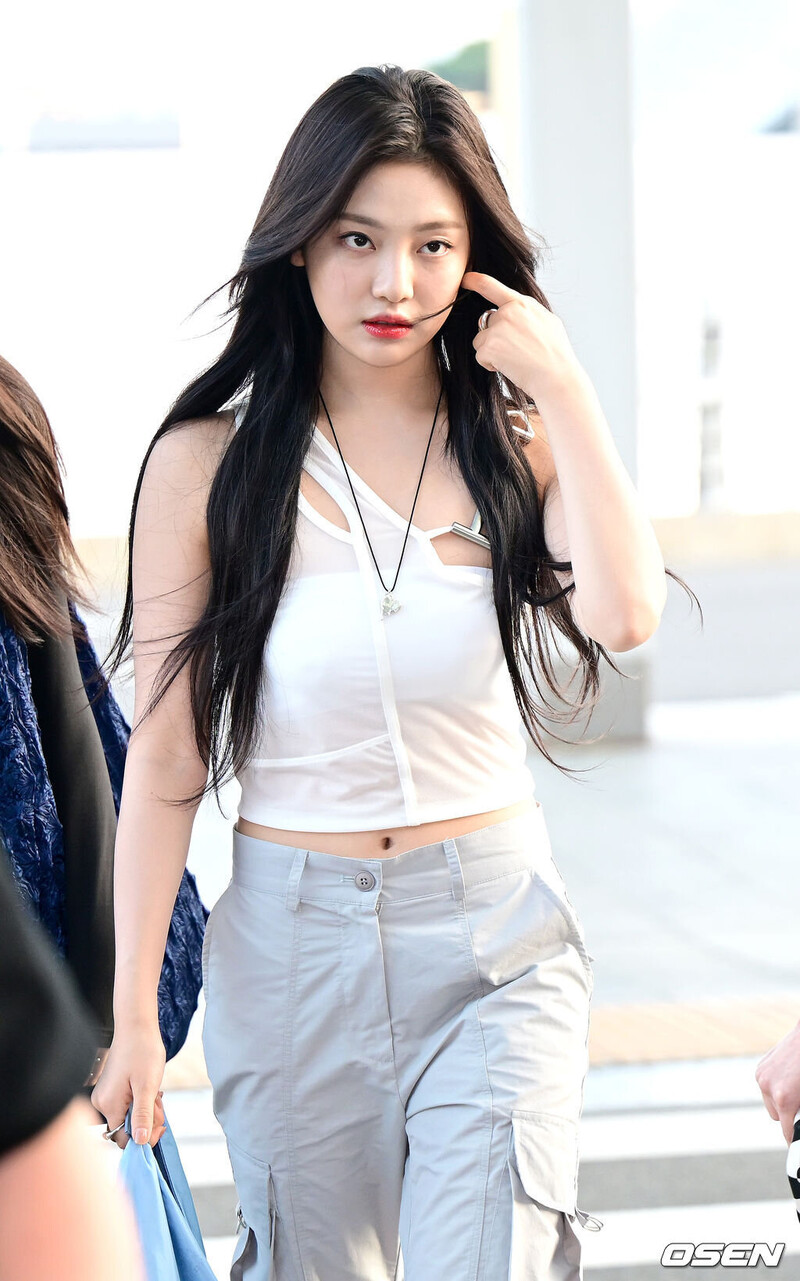 230728 aespa Ningning at Incheon International Airport documents 2