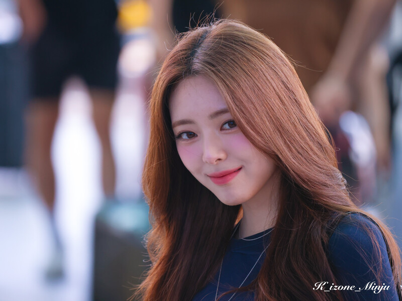 240809 ITZY Yuna at Incheon International Airport documents 1