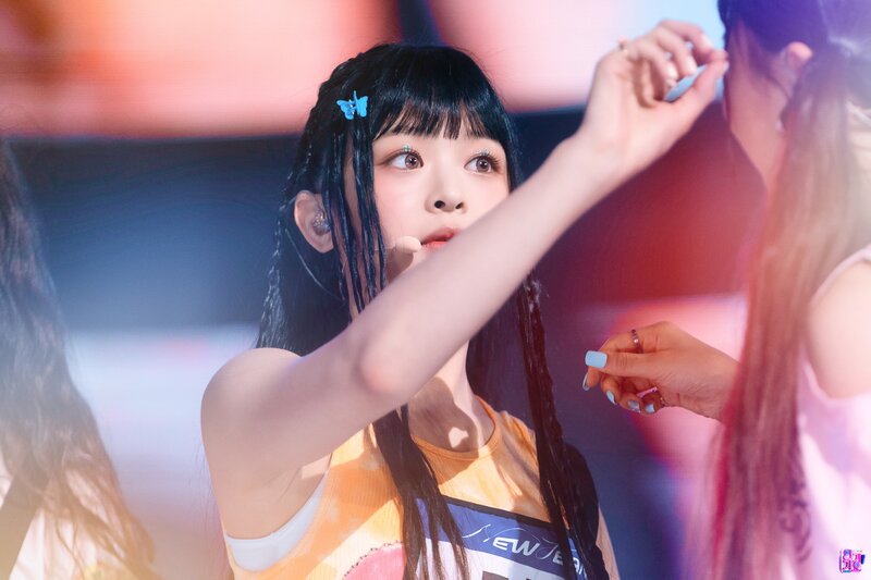 220821 NewJeans Hanni - 'Attention' at Inkigayo documents 10