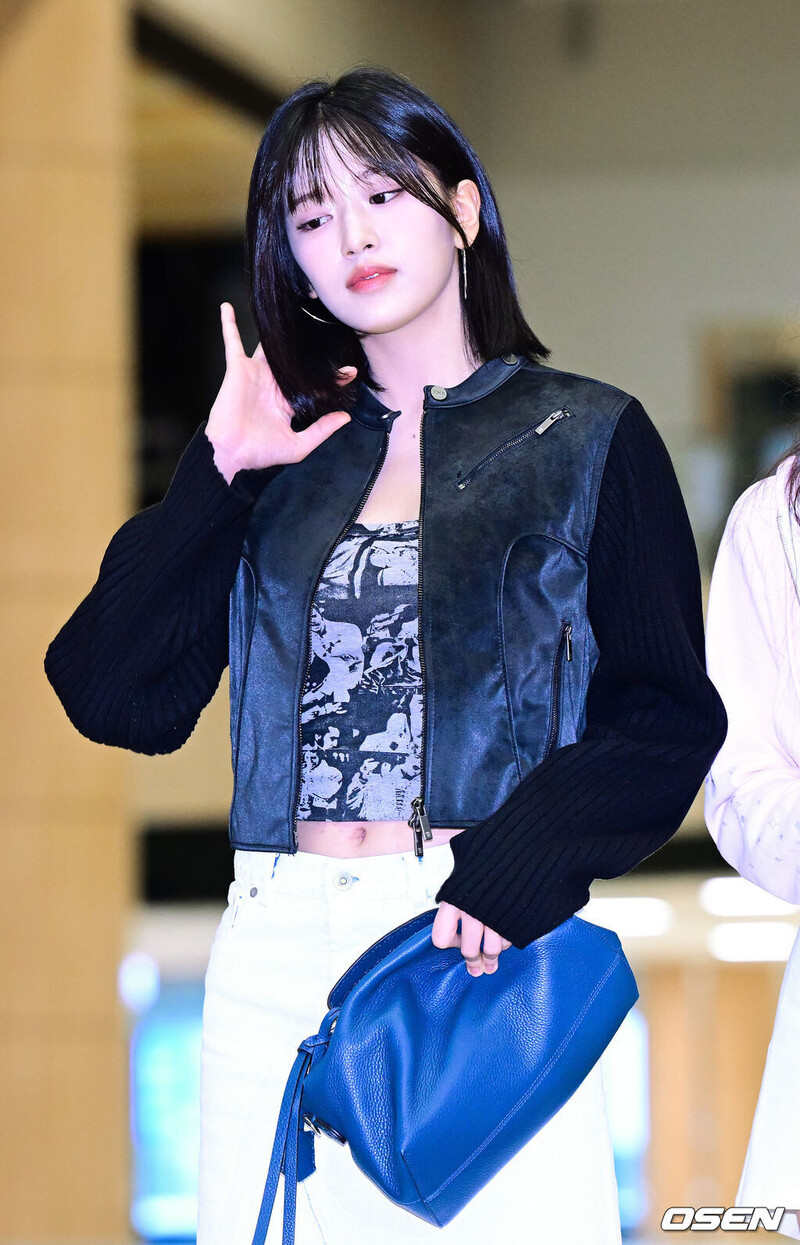 240921 IVE Yujin at Gimpo International Airport documents 1