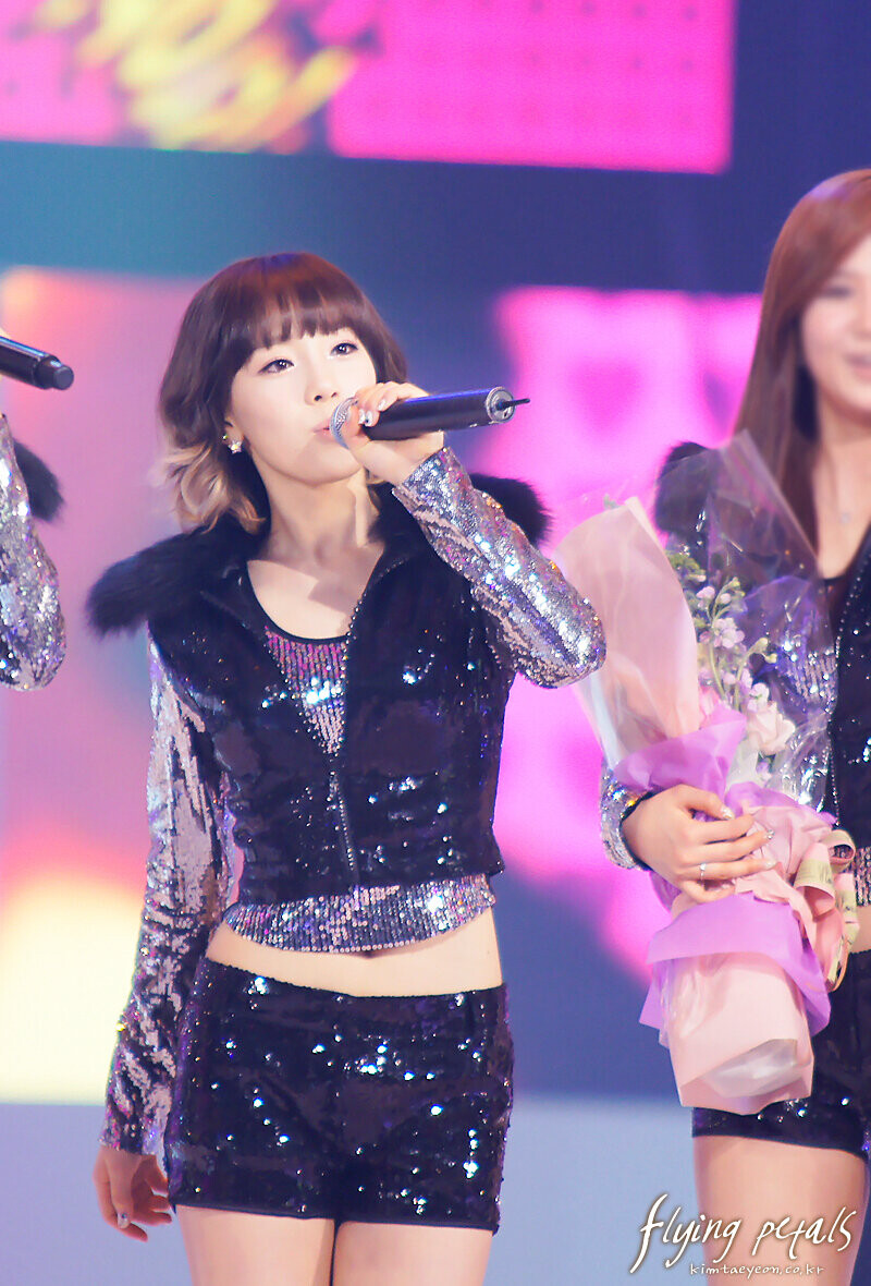 101230 Girls' Generation Taeyeon at SBS Gayo Daejeon documents 5