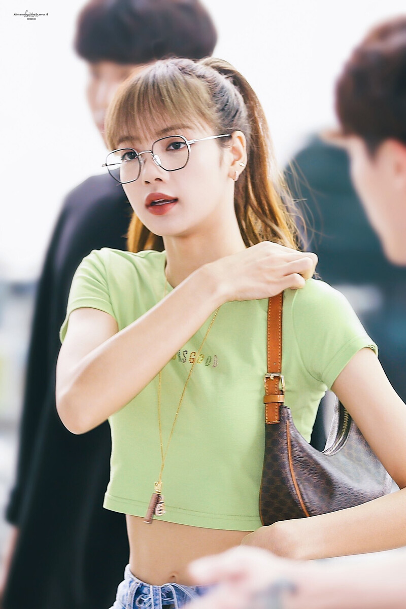 191002 BLACKPINK Lisa at Incheon International Airport documents 8