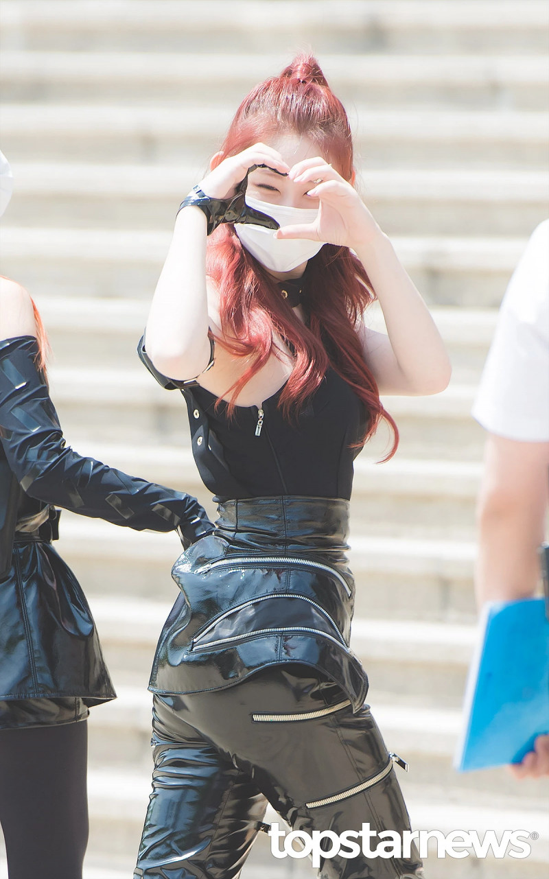 210512 ITZY Chaeryeong - On the way to Show Champion documents 8