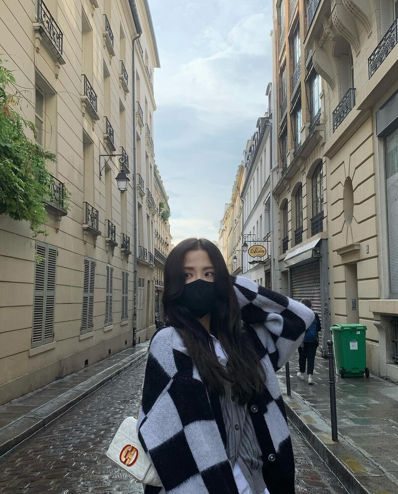 210930 - JISOO Instagram Update documents 4