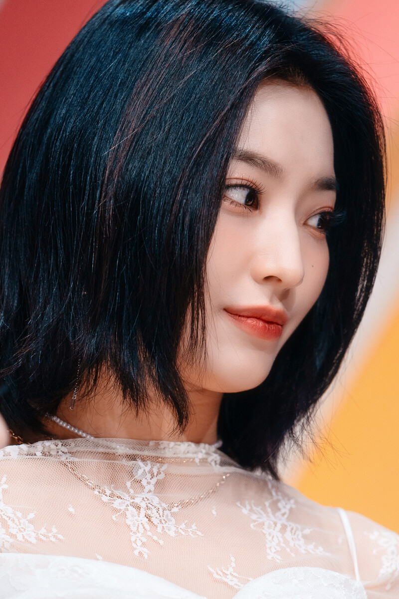 220123 fromis_9 Saerom - 'DM' at Inkigayo documents 11