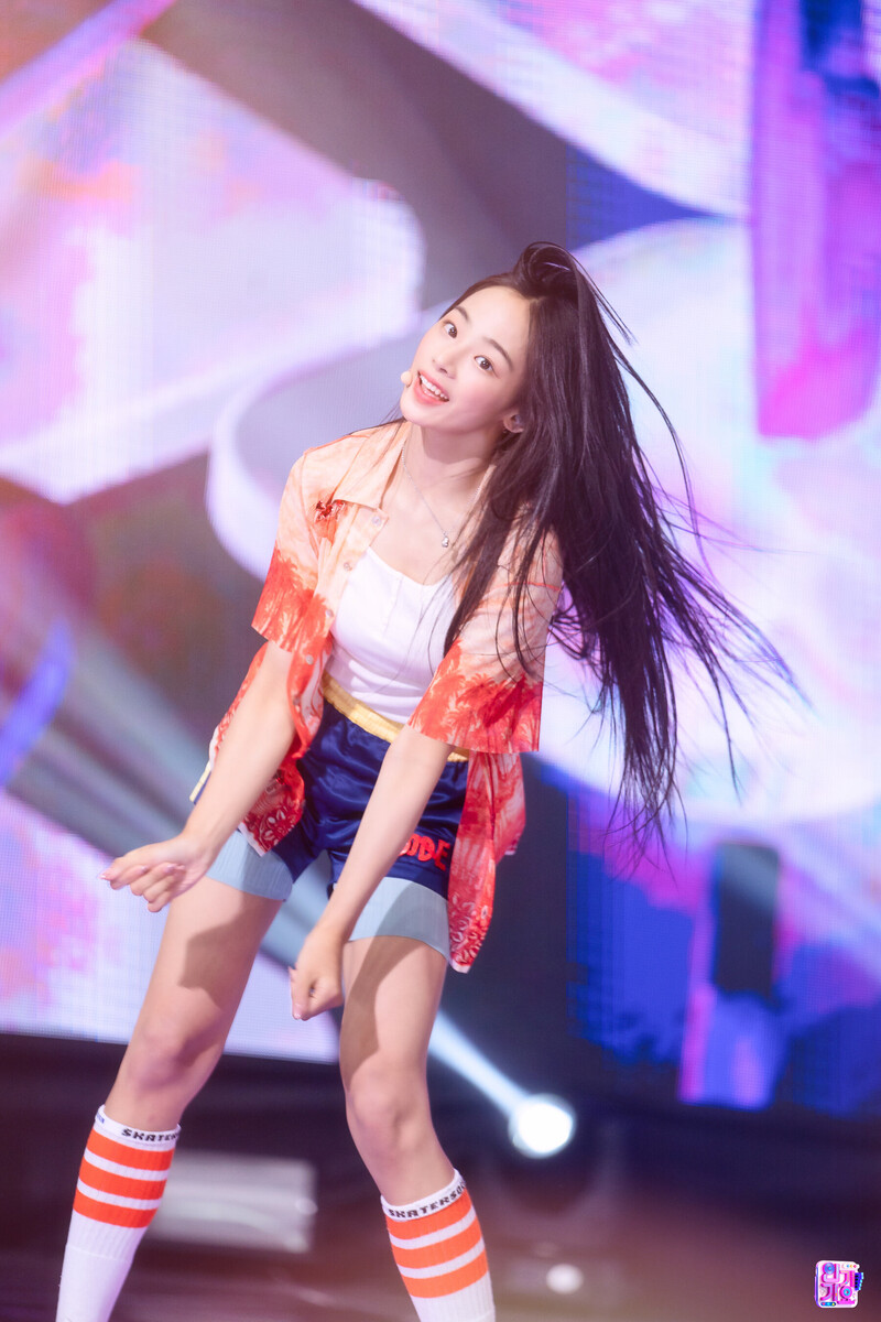 220814 NewJeans Minji - 'Attention' at Inkigayo documents 15