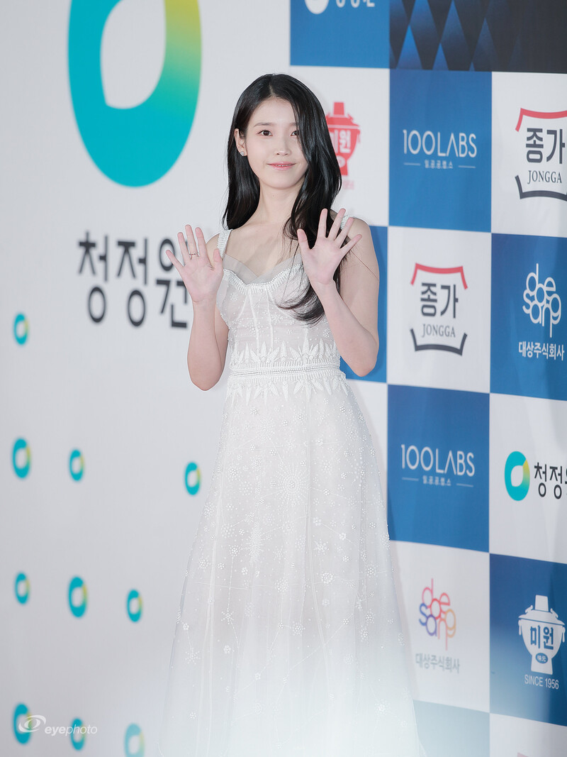 221125 IU at 43rd Blue Dragon Film Awards Red Carpet documents 9