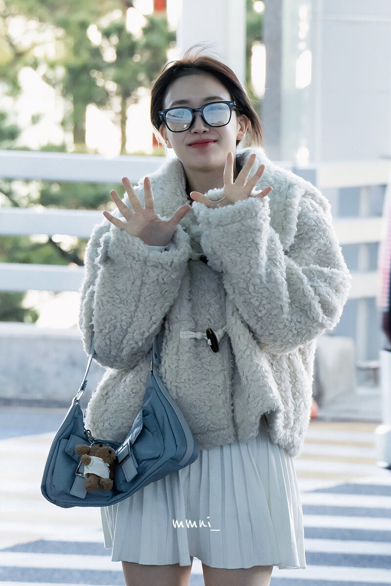 240301 STAYC Sumin at Incheon International Airport documents 1