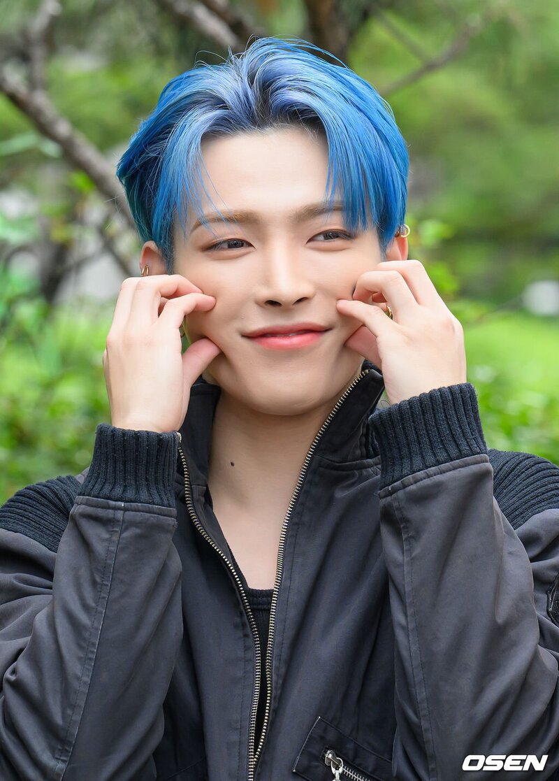230529 ATEEZ heading to Immortal Songs Recording documents 5