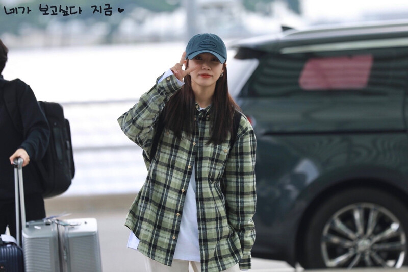 231013 Apink EUNJI at Incheon International Airport documents 16