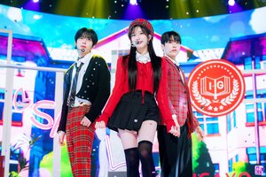 240428 MC Leeseo, Yu Jin, and Sung Hyun - 'Rum Pum Pum Pum' Special Stage at Inkigayo