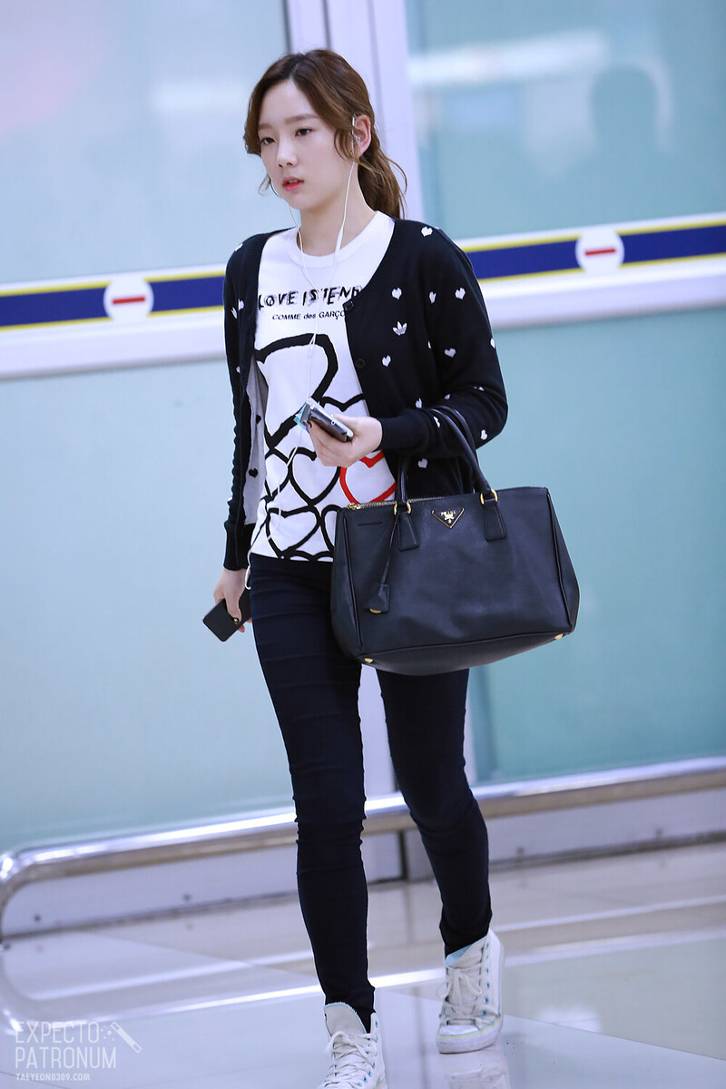 121006 Girls' Generation Taeyeon at Gimpo Airport documents 1