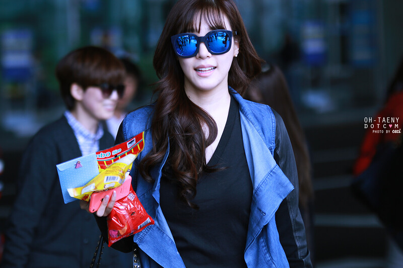 140508 Girls' Generation Tiffany at Incheon Airport documents 4