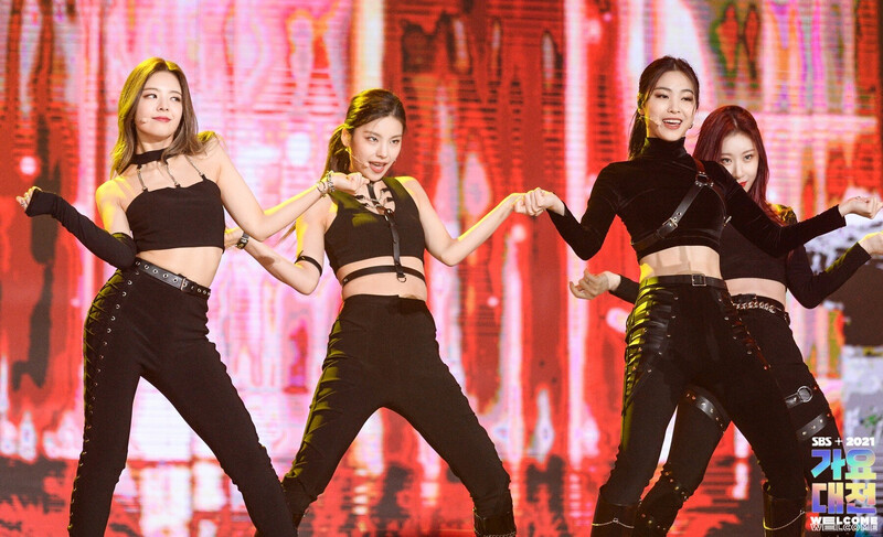 211225 ITZY at SBS Gayo Daejeon documents 22