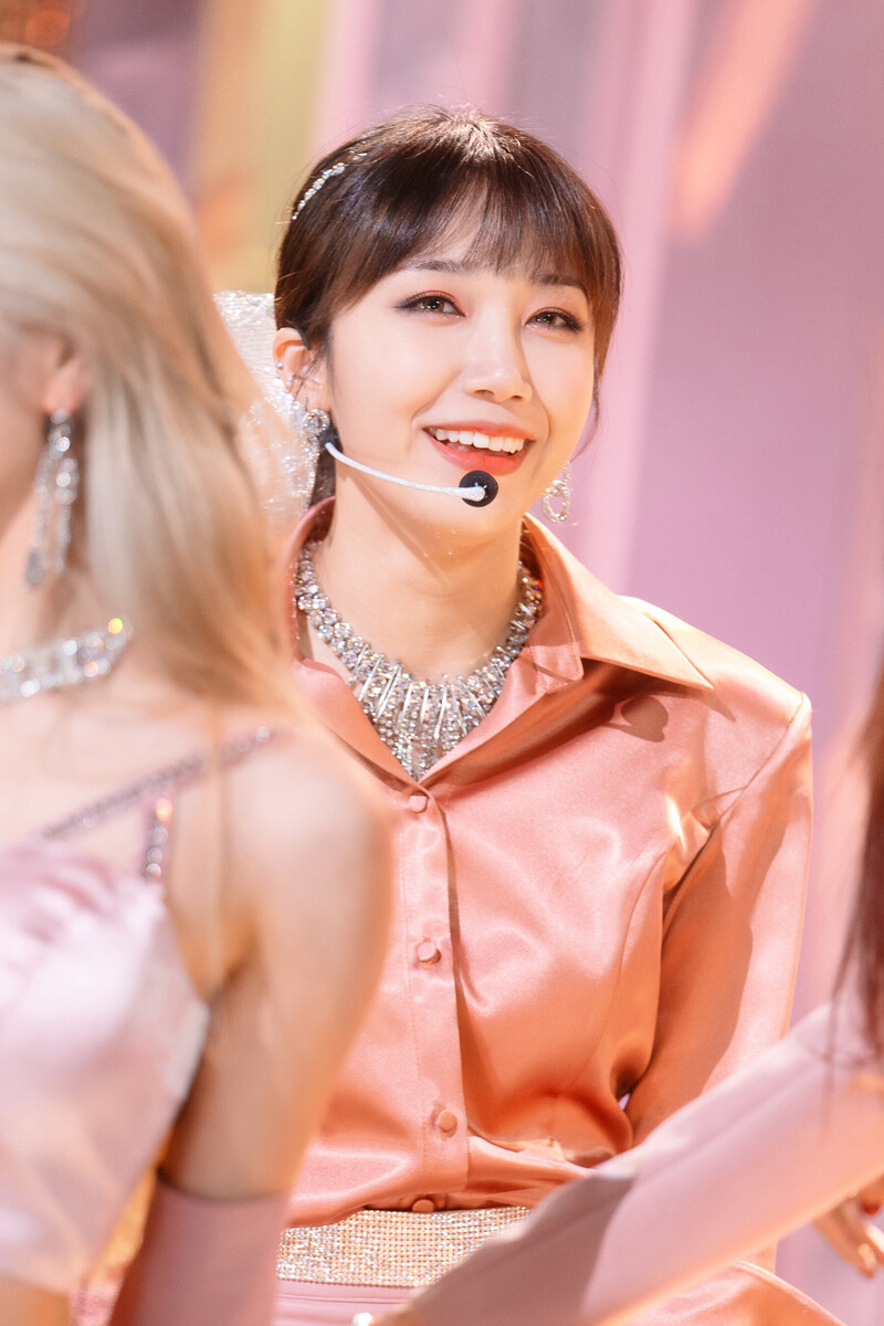 220220 Apink Eunji - 'Dilemma' at Inkigayo documents 16