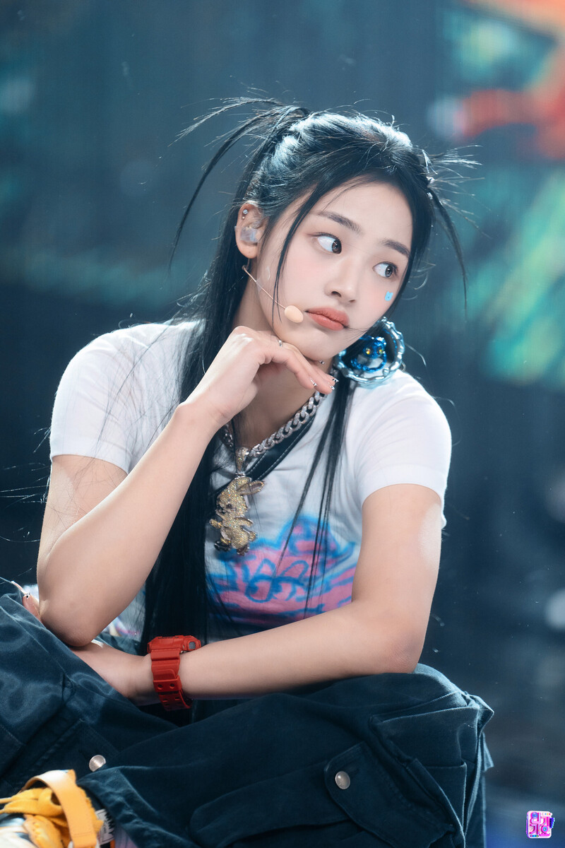 230129 NewJeans Minji 'OMG' at Inkigayo documents 14