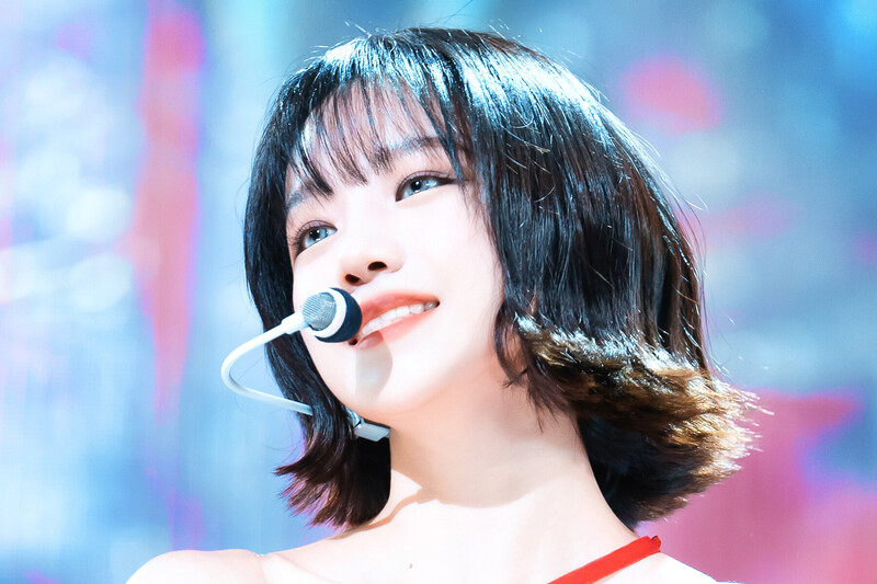 211010 Jo Yuri - 'GLASSY' at Inkigayo documents 2