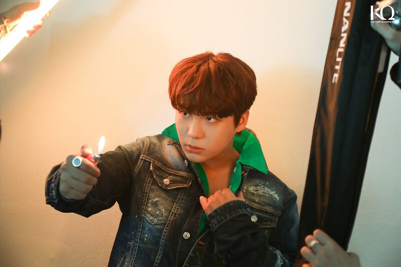 220408 - Naver - Vogue Shooting Behind documents 3