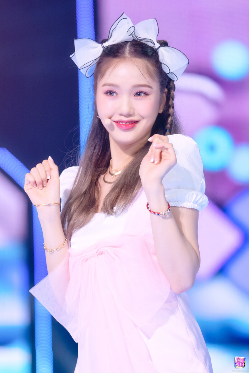 220410 OH MY GIRL Mimi - 'Real Love' at Inkigayo documents 1