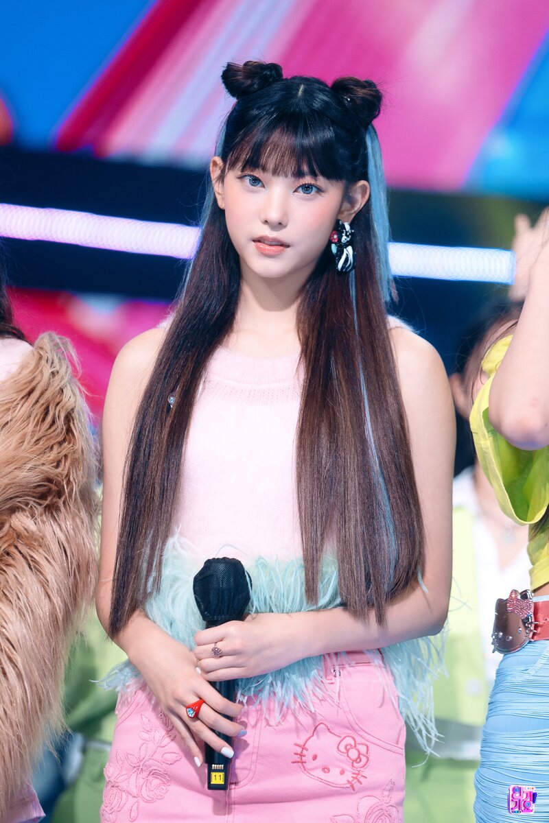 220821 NewJeans Haerin - 'Attention' at Inkigayo documents 2