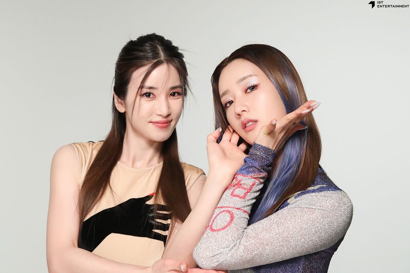 230329 IST Naver Post - Apink Chorong & Bomi - Y Magazine Photoshoot Behind documents 24