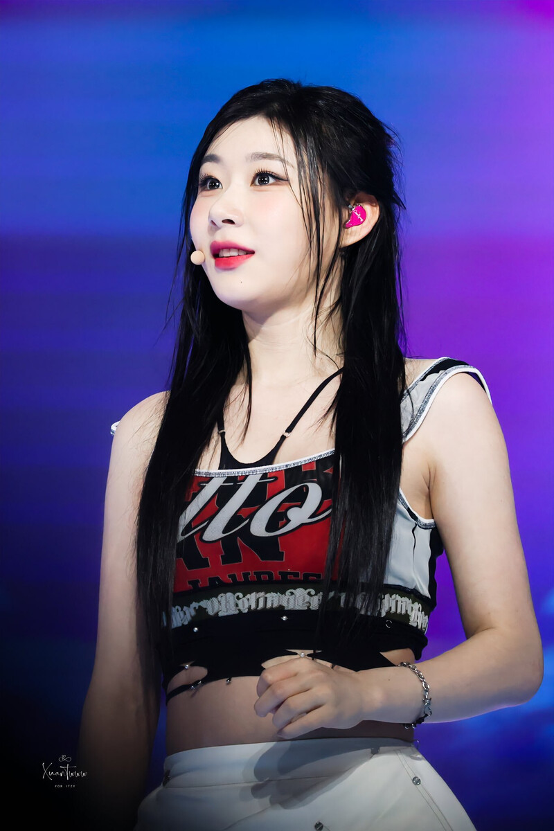 240602 ITZY Chaeryeong at K-Wave Concert Inkigayo documents 12