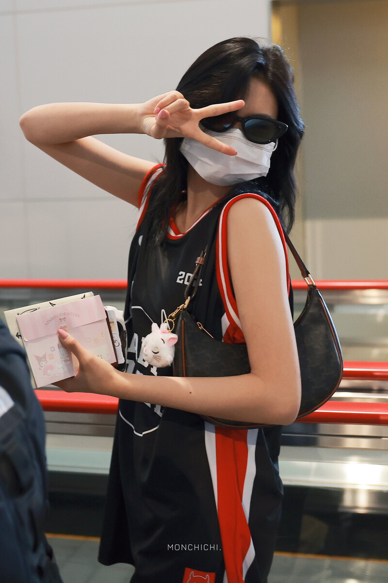 240801 BABYMONSTER Chiquita at Airport documents 2