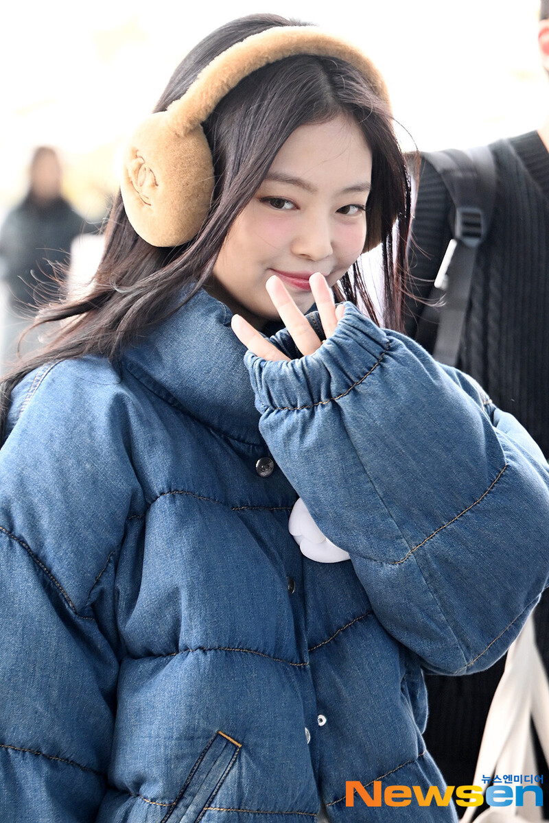 241110 JENNIE at Incheon Airport documents 1