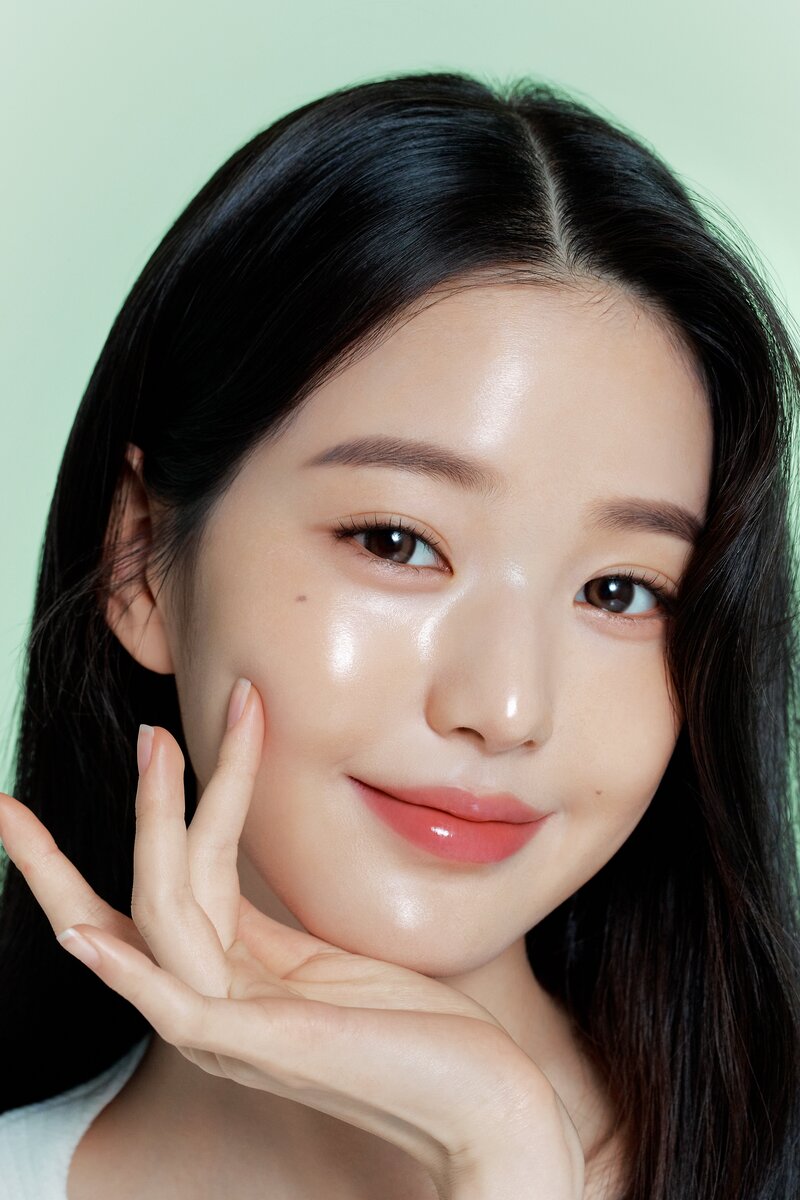 Wonyoung for Innisfree - 'Green Tea Seed Sereum' documents 3