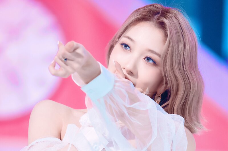 220123 fromis_9 Seoyeon - 'DM' at Inkigayo documents 7