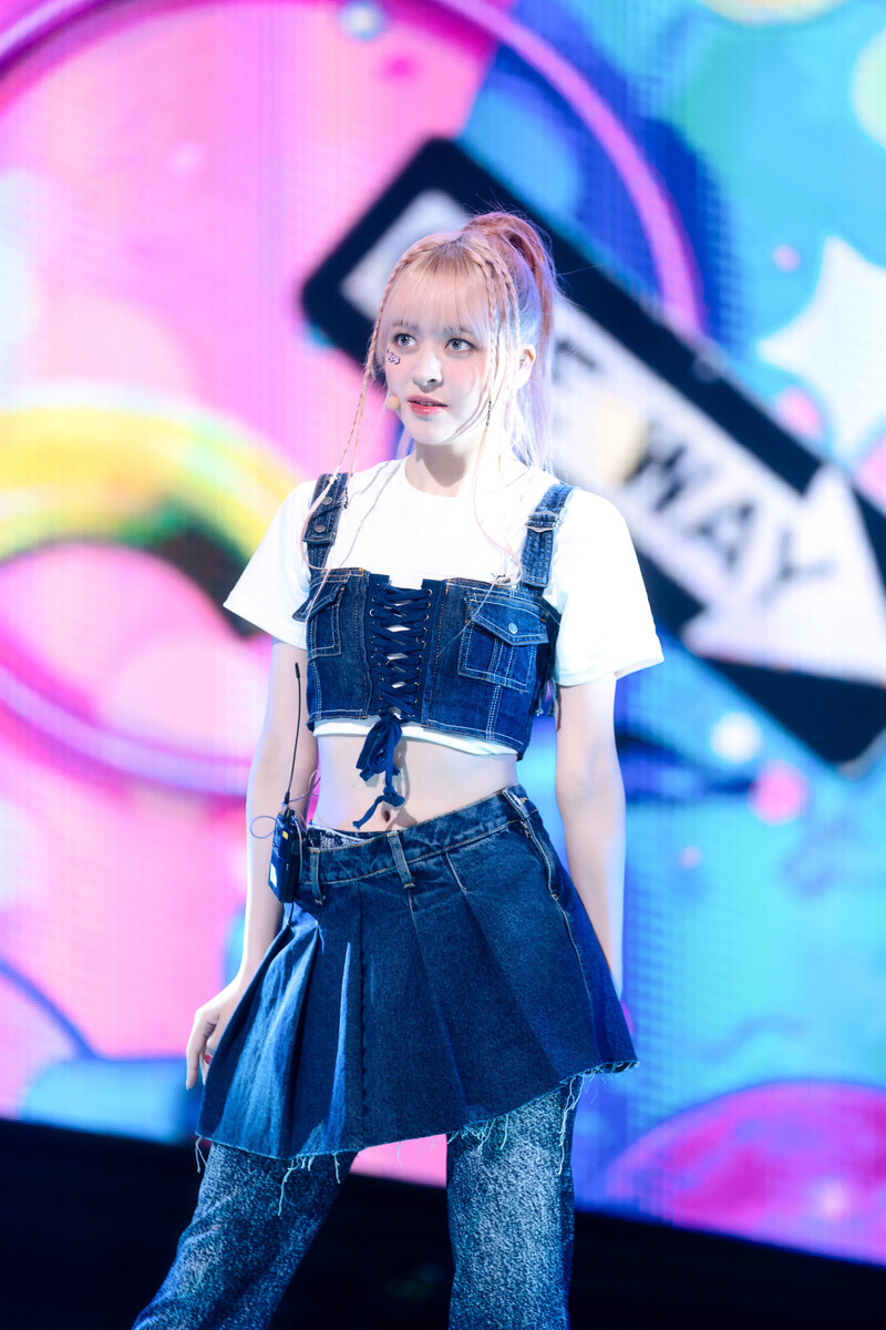 230326 NMIXX Lily - 'Young, Dumb, Stupid' at Inkigayo documents 3