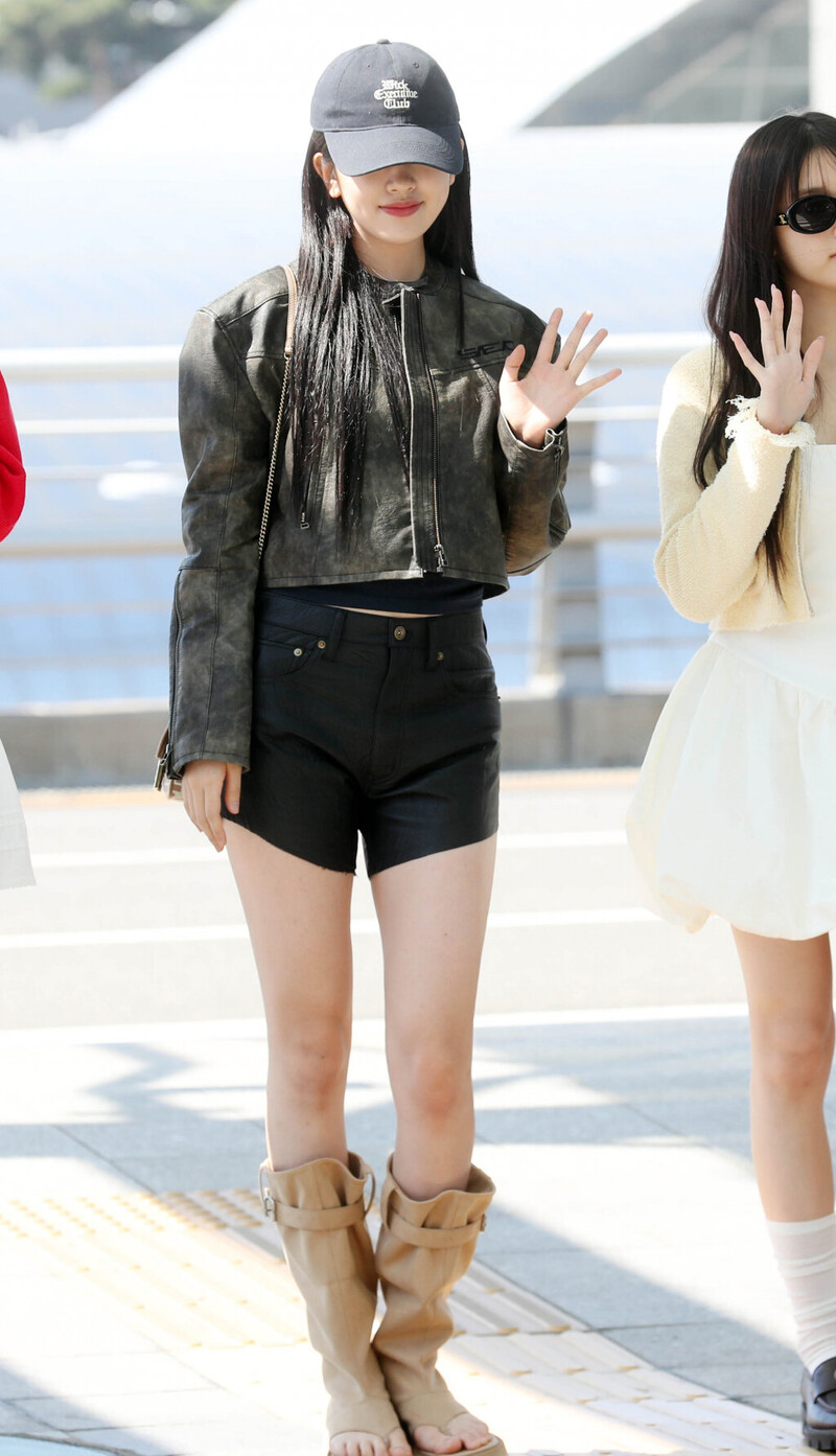 240603 IVE Yujin at Incheon International Airport documents 2